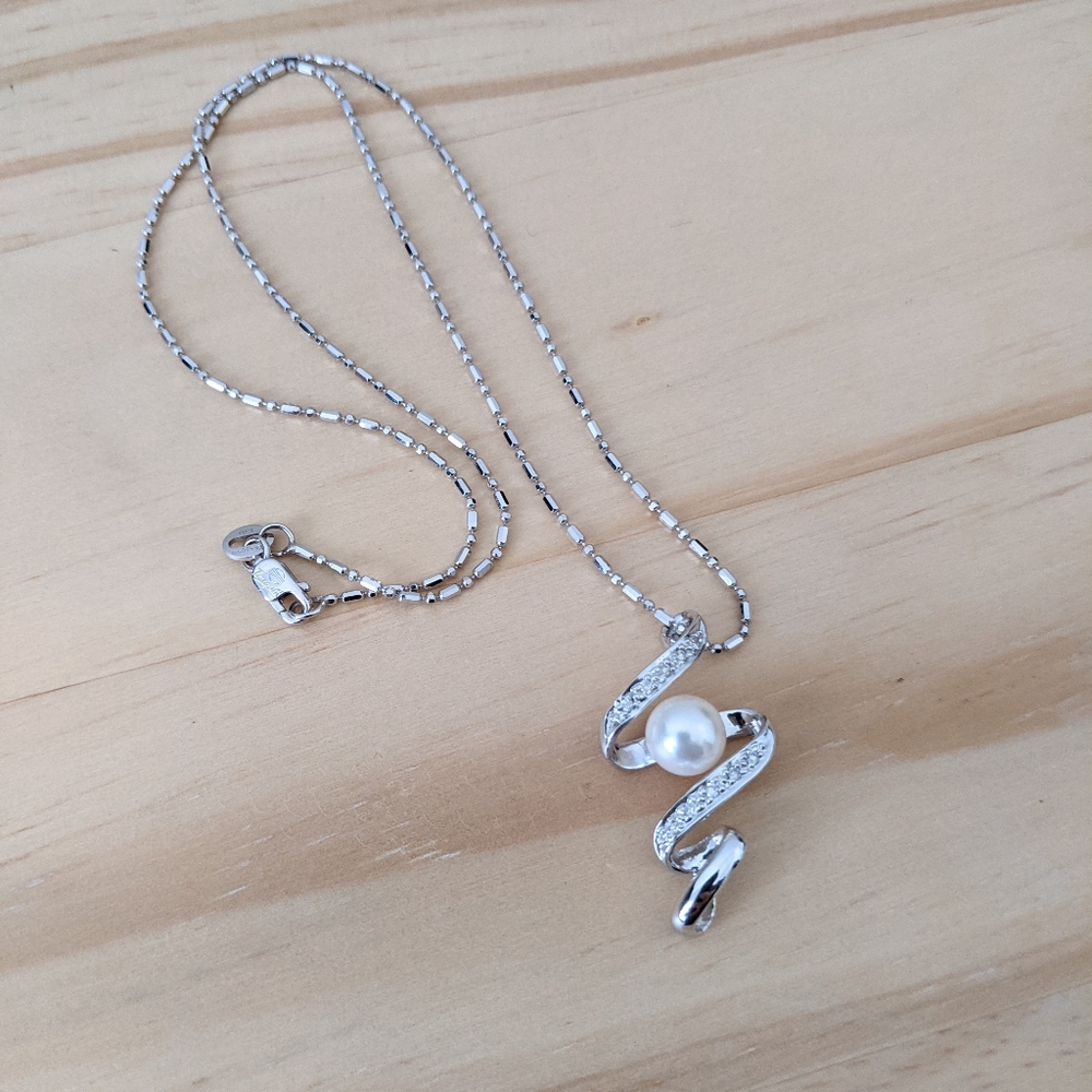 Pearl pendant necklace